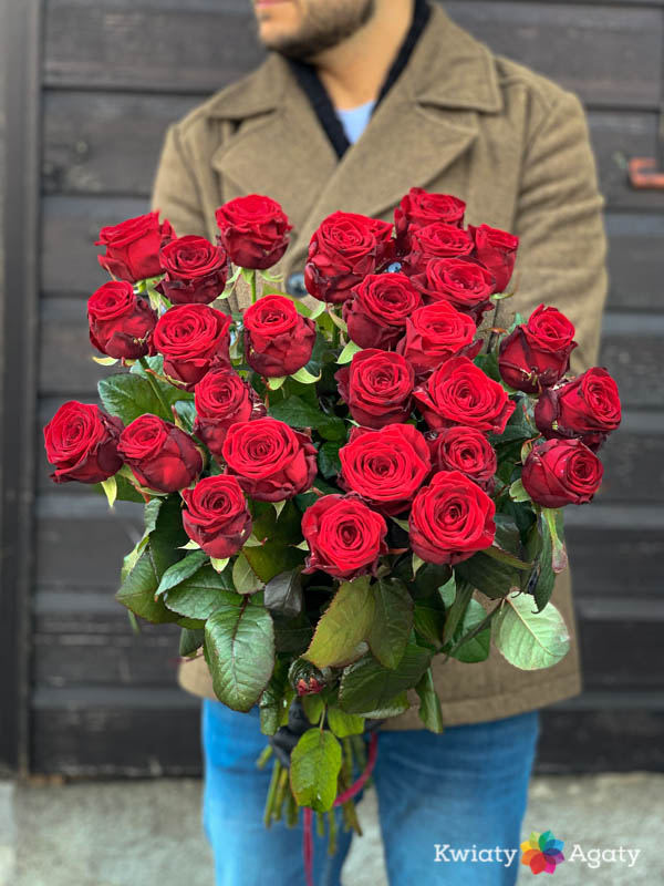 kwiatyagaty-roze-czerwone-w-rekach